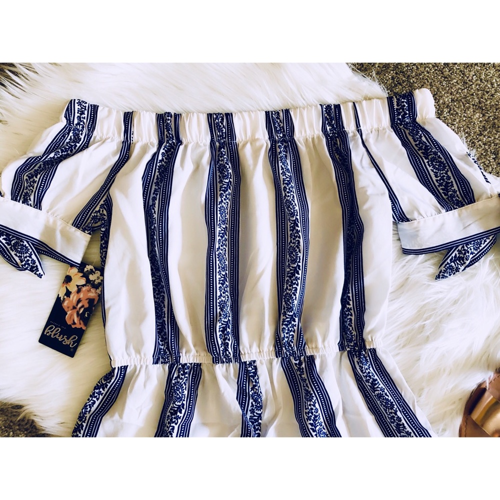 ✨SOLD✨ Off-The-Shoulder Patterned Romper - Picture 3 of 4